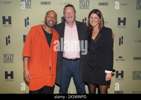 (Da sinistra a destra) Benoit Swan Pouffer, direttore artistico di Rambert, Steven Knight, creatore di blinders Peaky, e Helen Shute, direttore esecutivo e produttore esecutivo di Rambert, che assistono alla notte di apertura dei blinders Peaky di Rambert: La redenzione di Thomas Shelby, all'ippodromo di Birmingham. Data immagine: Martedì 27 settembre 2022. Foto Stock