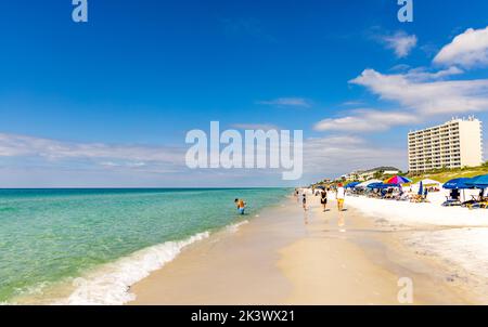 Persone che si godono la spiaggia di Santa Rosa Beach, Florida Foto Stock