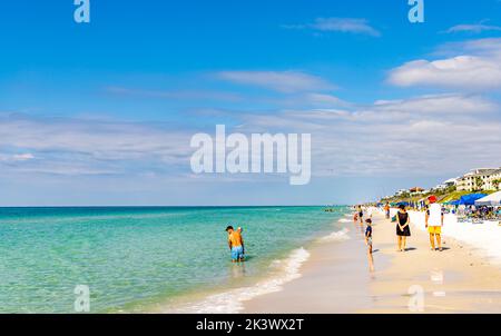 Persone che si godono la spiaggia di Santa Rosa Beach, Florida Foto Stock