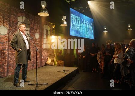 Steven Knight, creatore di blinders Peaky, si rivolge al pubblico prima della notte di apertura dei blinders Peaky di Rambert: La redenzione di Thomas Shelby, all'ippodromo di Birmingham. Data immagine: Martedì 27 settembre 2022. Foto Stock