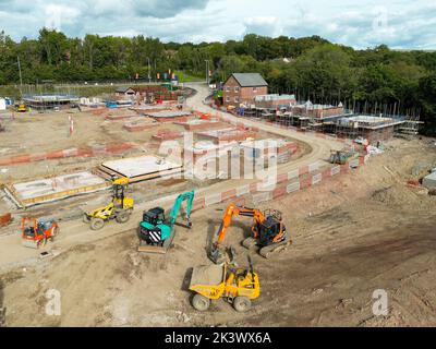 Pontypridd, Galles - Agosto 2022: Veduta aerea delle prime fasi di un nuovo sviluppo di alloggi da parte dello sviluppatore Bellway Homes nel Galles del Sud Foto Stock