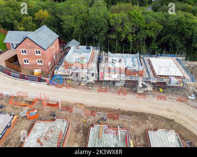 Pontypridd, Galles - Agosto 2022: Veduta aerea delle prime fasi di un nuovo sviluppo di alloggi da parte dello sviluppatore Bellway Homes nel Galles del Sud Foto Stock