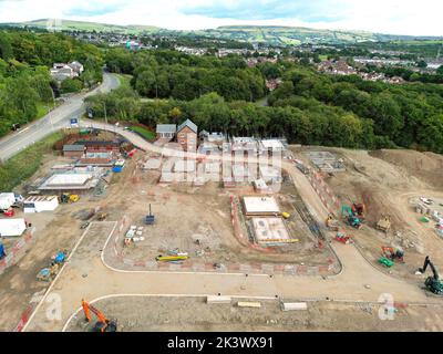 Pontypridd, Galles - Agosto 2022: Veduta aerea delle prime fasi di un nuovo sviluppo di alloggi da parte dello sviluppatore Bellway Homes nel Galles del Sud Foto Stock