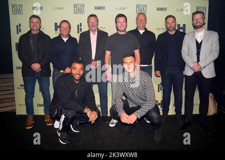 Steven Knight con i membri della squadra del Birmingham City FC, tra cui Troy Deeney (in basso a sinistra) che assistono alla notte di apertura dei rompicapo di Rambert: La Redenzione di Thomas Shelby, all'ippodromo di Birmingham. Data immagine: Martedì 27 settembre 2022. Foto Stock