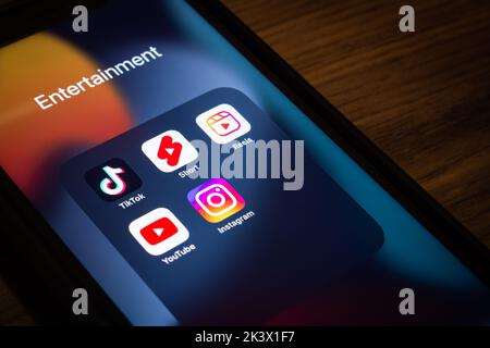 Vancouver, CANADA - Sep 27 2022 : TikTok, YouTube Shorts e Instagram Reels icone su un iPhone di umore scuro. Concetto di app per brevi video sui social media Foto Stock