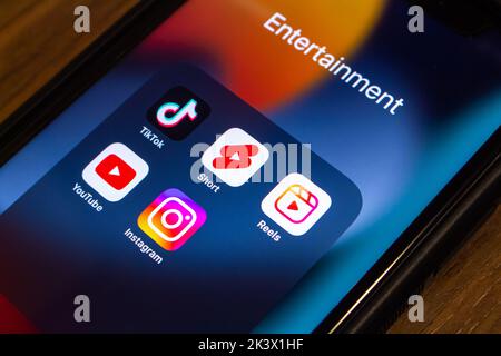 Vancouver, CANADA - Sep 27 2022 : icone di TikTok, YouTube Shorts e Instagram Reels su un iPhone. Concetto di app per brevi video sui social media Foto Stock