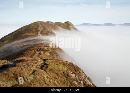 Cima di Causey Pike sopra un'inversione di nuvola, visto da Scar Crags, Lake District, UK Foto Stock