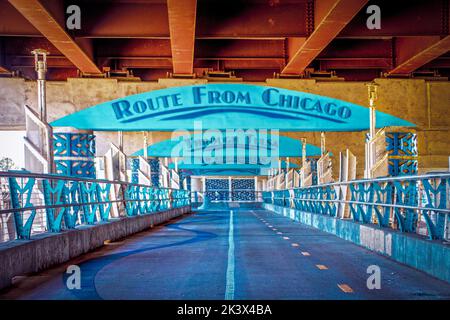 2022-04-02-Tulsa USA - pista pedonale ciclabile lungo la Route 66 sotto il ponte con le indicazioni da Chicago a Tulsa a Los Angles Foto Stock