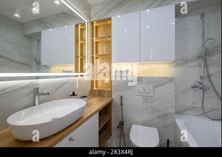 Lussuoso bagno interno con piastrelle in marmo alle pareti Foto Stock