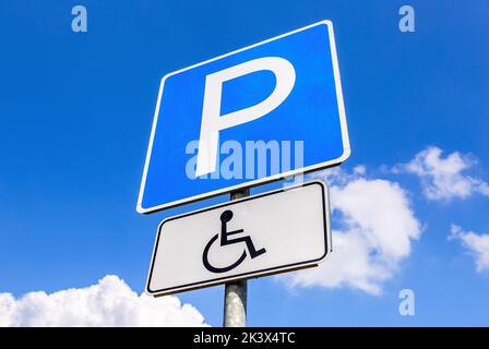 Cartello stradale posto di parcheggio per i disabili contro il cielo blu. Parcheggio per disabili Foto Stock