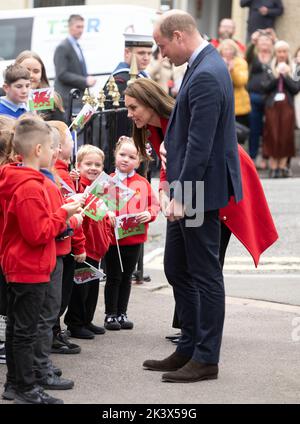 Swansea, Galles, Regno Unito. 27 Settembre 2022. Il Principe Guglielmo, il Principe di Galles e Caterina, Principessa di Galles, incontrano il pubblico durante una visita a San Tommaso Foto Stock