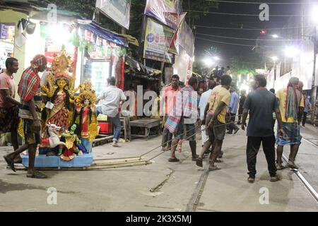 Oggi a Kumaortuli si sta verificando il ritorno della dea Durga. Durga Puja è una delle più grandi feste dello stato dell'India che viene celebrata con grande entusiasmo e grandezza. Durga Puja è particolarmente un festival significativo del Bengala Occidentale, tuttavia le persone nello stato di Odisha, Tripura, Bihar, Jharkhand, Maharashtra, Anche Uttar Pradesh e Gujarat lo celebrano con grande entusiasmo. E' un altro festival che raffigura il trionfo del bene sul male come celebra la vittoria della dea Durga su Mahishasura, il demone di Buffalo. Per Bengalis, è un festival di sei giorni festeggiamenti wh Foto Stock