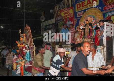 Oggi a Kumaortuli si sta verificando il ritorno della dea Durga. Durga Puja è una delle più grandi feste dello stato dell'India che viene celebrata con grande entusiasmo e grandezza. Durga Puja è particolarmente un festival significativo del Bengala Occidentale, tuttavia le persone nello stato di Odisha, Tripura, Bihar, Jharkhand, Maharashtra, Anche Uttar Pradesh e Gujarat lo celebrano con grande entusiasmo. E' un altro festival che raffigura il trionfo del bene sul male come celebra la vittoria della dea Durga su Mahishasura, il demone di Buffalo. Per Bengalis, è un festival di sei giorni festeggiamenti wh Foto Stock