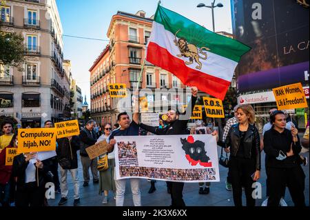 Madrid, Spagna. 28th Set, 2022. Persone che protestano contro la morte della donna iraniana Mahsa Amini. Mahsa Amini, 22 anni, è stato arrestato il 13 settembre nella capitale Teheran per aver vestito in modo improprio indossando un velo mal riposto. Morì tre giorni dopo in una stazione di polizia dove era detenuta. Credit: Marcos del Mazo/Alamy Live News Foto Stock