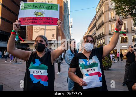 Madrid, Spagna. 28th Set, 2022. Persone che protestano contro la morte della donna iraniana Mahsa Amini. Mahsa Amini, 22 anni, è stato arrestato il 13 settembre nella capitale Teheran per aver vestito in modo improprio indossando un velo mal riposto. Morì tre giorni dopo in una stazione di polizia dove era detenuta. Credit: Marcos del Mazo/Alamy Live News Foto Stock