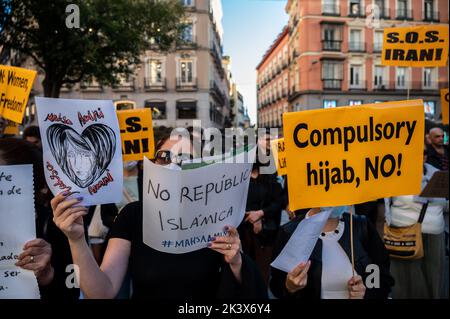 Madrid, Spagna. 28th Set, 2022. Persone che protestano contro la morte della donna iraniana Mahsa Amini. Mahsa Amini, 22 anni, è stato arrestato il 13 settembre nella capitale Teheran per aver vestito in modo improprio indossando un velo mal riposto. Morì tre giorni dopo in una stazione di polizia dove era detenuta. Credit: Marcos del Mazo/Alamy Live News Foto Stock