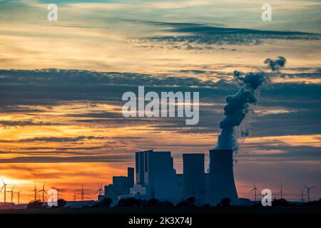 La centrale elettrica alimentata a lignite RWE Neurath, vicino a Grevenbroich, la più grande centrale elettrica tedesca a carbone, la seconda più grande in Europa, l'unità F-G, la centrale eolica, su Foto Stock