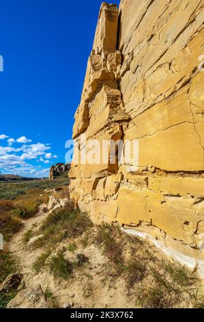 Verticale di scogliere di arenaria lungo il bordo del latte sulla valle del fiume in Writing-On-pietra parco provinciale Foto Stock