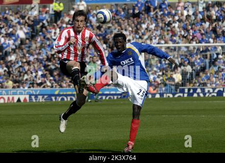 Portsmouth / Sunderland Benjani Mwaruwari battaglie con il Dean Whitehead PIC MIKE WALKER, 2006 Foto Stock