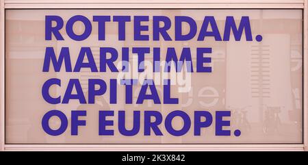 Rotterdam, Paesi Bassi - 11 luglio 2022: Cartello con la scritta Rotterdam Maritime Capital of Europe, closeup Foto Stock