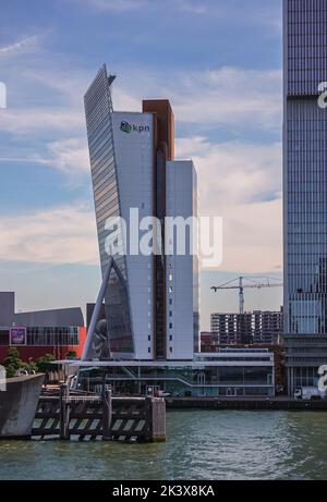 Rotterdam, Paesi Bassi - 11 luglio 2022: Primo piano di Toren op Zuid, torre, sotto il paesaggio azzurro. Foto Stock