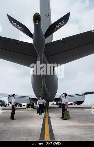 I cadetti giapponesi della forza di autodifesa dell'aria guardano un braccio di Stratotanker di KC-135 come parte di un'esposizione statica alla base aerea di Kadena, Giappone, 27 settembre 2022. I cadetti sono ufficiali non commissionati selezionati per diventare ufficiali e si stanno allenando per diventare piloti. JOEP ha fornito ai cadetti informazioni su come opera l'aviazione militare statunitense, rafforzando l'interoperabilità tra le nazioni partner. (STATI UNITI Foto Air Force di Airman 1st Class Tylir Meyer) Foto Stock