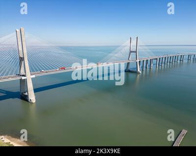 Riprese aeree ponte Vasco da Gama al Parco delle Nazioni di Lisbona (Parque das Nações) Foto Stock