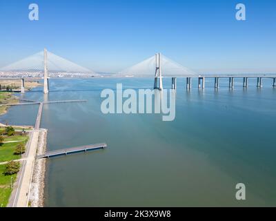 Riprese aeree ponte Vasco da Gama al Parco delle Nazioni di Lisbona (Parque das Nações) Foto Stock