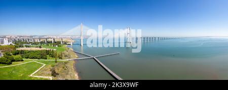 Riprese aeree ponte Vasco da Gama al Parco delle Nazioni di Lisbona (Parque das Nações) Foto Stock