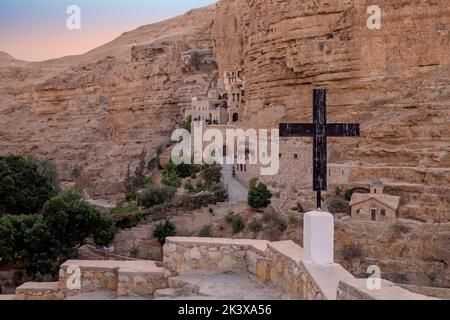 Il Monastero di San Giorgio di Koziba, immerso nella lussureggiante valle del Wadi Qelt, deserto giudaico o giudaico in Israele Foto Stock