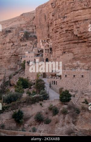 Il Monastero di San Giorgio di Koziba, immerso nella lussureggiante valle del Wadi Qelt, deserto giudaico o giudaico in Israele Foto Stock