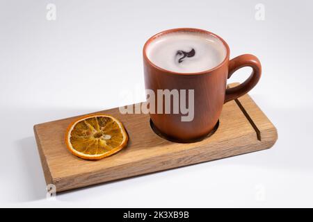 tazza calda di vin brulé, arancio secco di agrumi su asse di legno isolato su bianco Foto Stock