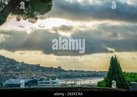 Incredibile vista sulla Croisette dal luogo in cui la Chiesa di nostra Signora della buona speranza a Cannesю si può vedere il tetto del Palazzo dove il famoso film festa Foto Stock