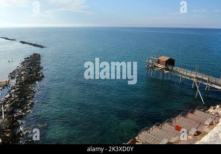 Termoli, Molise, Italia -08-29-2022- Trabucco è la tradizionale rete da pesca della costa adriatica. Foto Stock