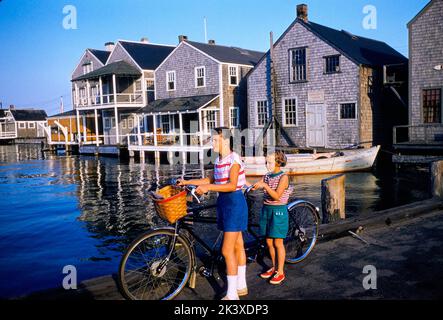 Due giovani ragazze con bicicletta tandem, Nantucket, Massachusetts, USA, toni Frissell Collection, Settembre 1957 Foto Stock