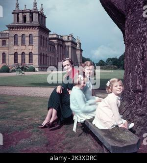 Alexandra Mary Hilda Cadogan, 10th Duchessa di Marlborough, moglie di John Spencer-Churchill, 10th Duca di Marlborough, ritratto con tre dei suoi nipoti, Serena Mary Churchill Russell, Consuelo Sarah Russell, Alexandra Brenda Russell. Blenheim Palace, Woodstock, Oxfordshire, Inghilterra, Regno Unito, Toni Frissell Collection, giugno 1953 Foto Stock