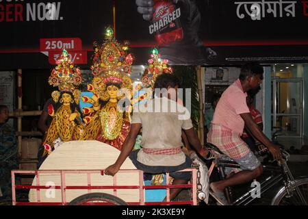 Kolkata, Bengala Occidentale, India. 28th Set, 2022. Oggi a Kumaortuli si sta verificando il ritorno della dea Durga. Durga Puja è una delle più grandi feste dello stato dell'India che viene celebrata con grande entusiasmo e grandezza. Durga Puja è particolarmente un festival significativo del Bengala Occidentale, tuttavia le persone nello stato di Odisha, Tripura, Bihar, Jharkhand, Maharashtra, Anche Uttar Pradesh e Gujarat lo celebrano con grande entusiasmo. E' un altro festival che raffigura il trionfo del bene sul male come celebra la vittoria della dea Durga su Mahishasura, il demone di Buffalo. Per Bengala Foto Stock