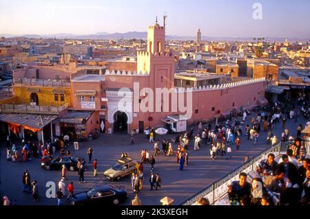 Jemma el-Fnaa è la piazza principale e il mercato a Marrakech, Marocco. Foto Stock