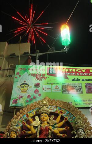 Kolkata, Bengala Occidentale, India. 28th Set, 2022. Oggi a Kumaortuli si sta verificando il ritorno della dea Durga. Durga Puja è una delle più grandi feste dello stato dell'India che viene celebrata con grande entusiasmo e grandezza. Durga Puja è particolarmente un festival significativo del Bengala Occidentale, tuttavia le persone nello stato di Odisha, Tripura, Bihar, Jharkhand, Maharashtra, Anche Uttar Pradesh e Gujarat lo celebrano con grande entusiasmo. E' un altro festival che raffigura il trionfo del bene sul male come celebra la vittoria della dea Durga su Mahishasura, il demone di Buffalo. Per Bengala Foto Stock