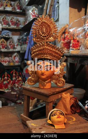 Kolkata, Bengala Occidentale, India. 28th Set, 2022. Oggi a Kumaortuli si sta verificando il ritorno della dea Durga. Durga Puja è una delle più grandi feste dello stato dell'India che viene celebrata con grande entusiasmo e grandezza. Durga Puja è particolarmente un festival significativo del Bengala Occidentale, tuttavia le persone nello stato di Odisha, Tripura, Bihar, Jharkhand, Maharashtra, Anche Uttar Pradesh e Gujarat lo celebrano con grande entusiasmo. E' un altro festival che raffigura il trionfo del bene sul male come celebra la vittoria della dea Durga su Mahishasura, il demone di Buffalo. Per Bengala Foto Stock