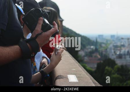 Heidelberg Castello Wine Celler, Heidelberg, Baviera, Germania. 19th 2022 agosto: Gruppo di turisti che attraccano la vista della città di Heidelberg dal Gera Foto Stock