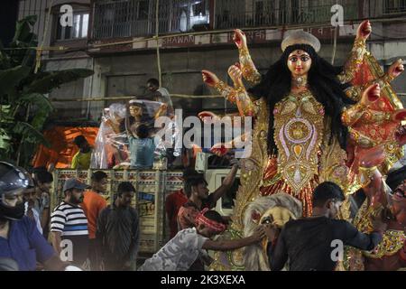 Kolkata, Bengala Occidentale, India. 28th Set, 2022. Oggi a Kumaortuli si sta verificando il ritorno della dea Durga. Durga Puja è una delle più grandi feste dello stato dell'India che viene celebrata con grande entusiasmo e grandezza. Durga Puja è particolarmente un festival significativo del Bengala Occidentale, tuttavia le persone nello stato di Odisha, Tripura, Bihar, Jharkhand, Maharashtra, Anche Uttar Pradesh e Gujarat lo celebrano con grande entusiasmo. E' un altro festival che raffigura il trionfo del bene sul male come celebra la vittoria della dea Durga su Mahishasura, il demone di Buffalo. Per Bengala Foto Stock