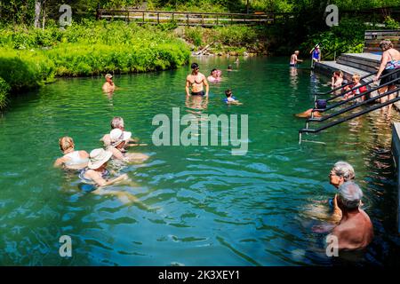 Turisti che apprezzano le sorgenti termali di Liard River; il Liard River Provincial Park; la British Columbia; il Canada Foto Stock