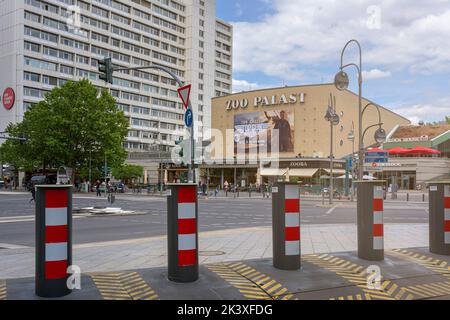 Barriere per camion, sosta per camion, Breitscheidplatz all'altezza dell'Old Zoo Palast Cinema, Berlino, Germania Foto Stock