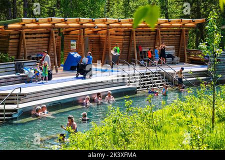 Turisti che apprezzano le sorgenti termali di Liard River; il Liard River Provincial Park; la British Columbia; il Canada Foto Stock