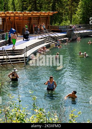 Turisti che apprezzano le sorgenti termali di Liard River; il Liard River Provincial Park; la British Columbia; il Canada Foto Stock