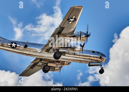 Palm Springs, California, Stati Uniti. 28th Set, 2022. La seconda guerra mondiale B-29 ''Doc'' Superfortress in arrivo per un atterraggio a Palm Springs (Credit Image: © Ian L. Sitren/ZUMA Press Wire) Foto Stock