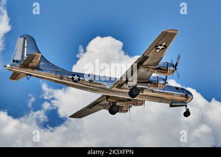 Palm Springs, California, Stati Uniti. 28th Set, 2022. La seconda guerra mondiale B-29 ''Doc'' Superfortress in arrivo per un atterraggio a Palm Springs (Credit Image: © Ian L. Sitren/ZUMA Press Wire) Foto Stock