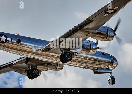 Palm Springs, California, Stati Uniti. 28th Set, 2022. La seconda guerra mondiale B-29 ''Doc'' Superfortress in arrivo per un atterraggio a Palm Springs (Credit Image: © Ian L. Sitren/ZUMA Press Wire) Foto Stock