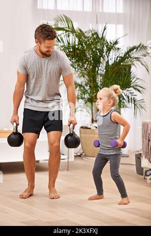 Rafforzare il loro legame. Foto a tutta lunghezza di un padre e di una figlia che lavorano insieme. Foto Stock